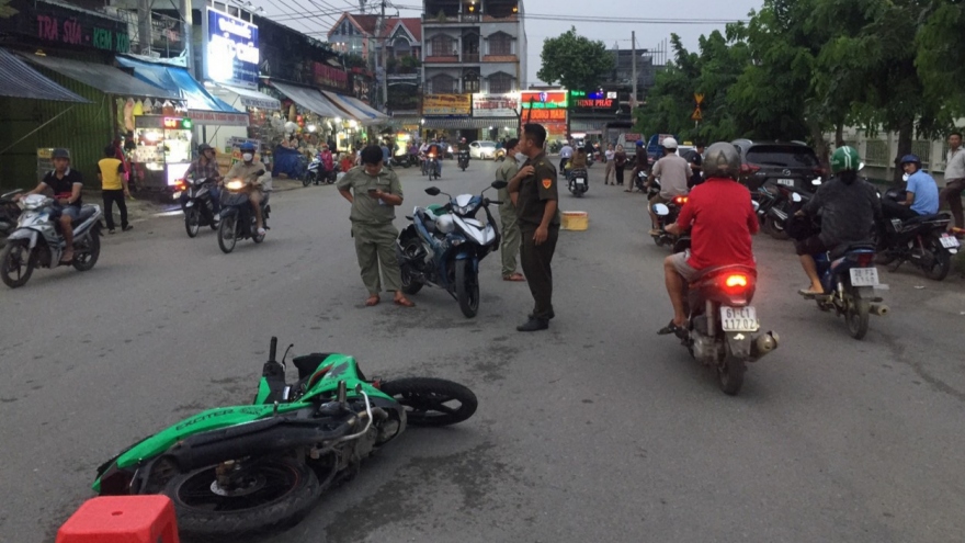 Nam thanh niên bị kẻ lạ mặt đâm trọng thương khi đang chạy xe trên đường