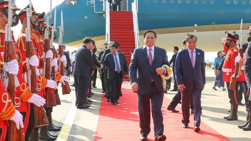 Thủ tướng tới Thủ đô Phnom Penh, bắt đầu chuyến thăm chính thức Campuchia 