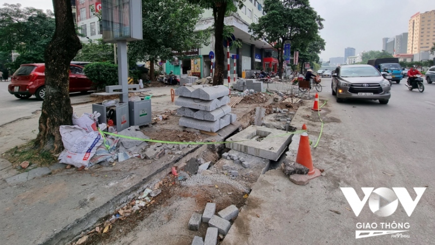 Vỉa hè đường Nguyễn Chí Thanh tan hoang vì đang lát đá thì bỏ dở
