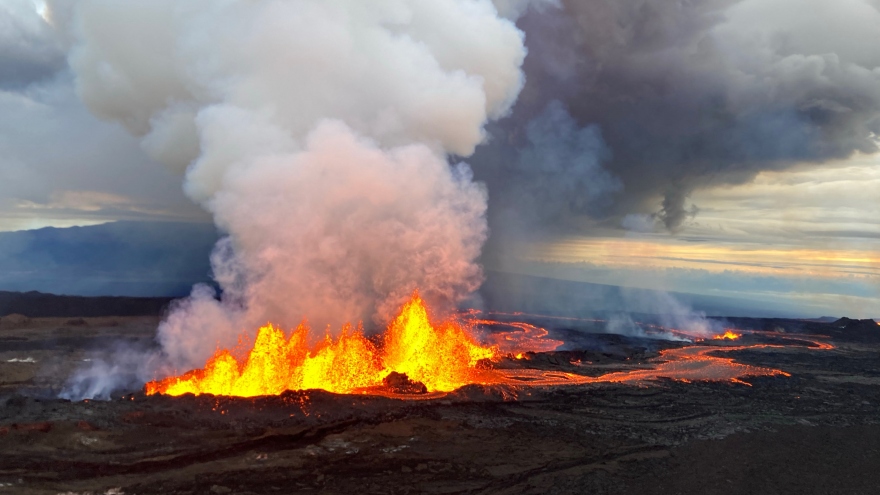 Núi lửa ở Hawaii thức giấc sau gần 40 năm, phun dòng dung nham cao tới 60m