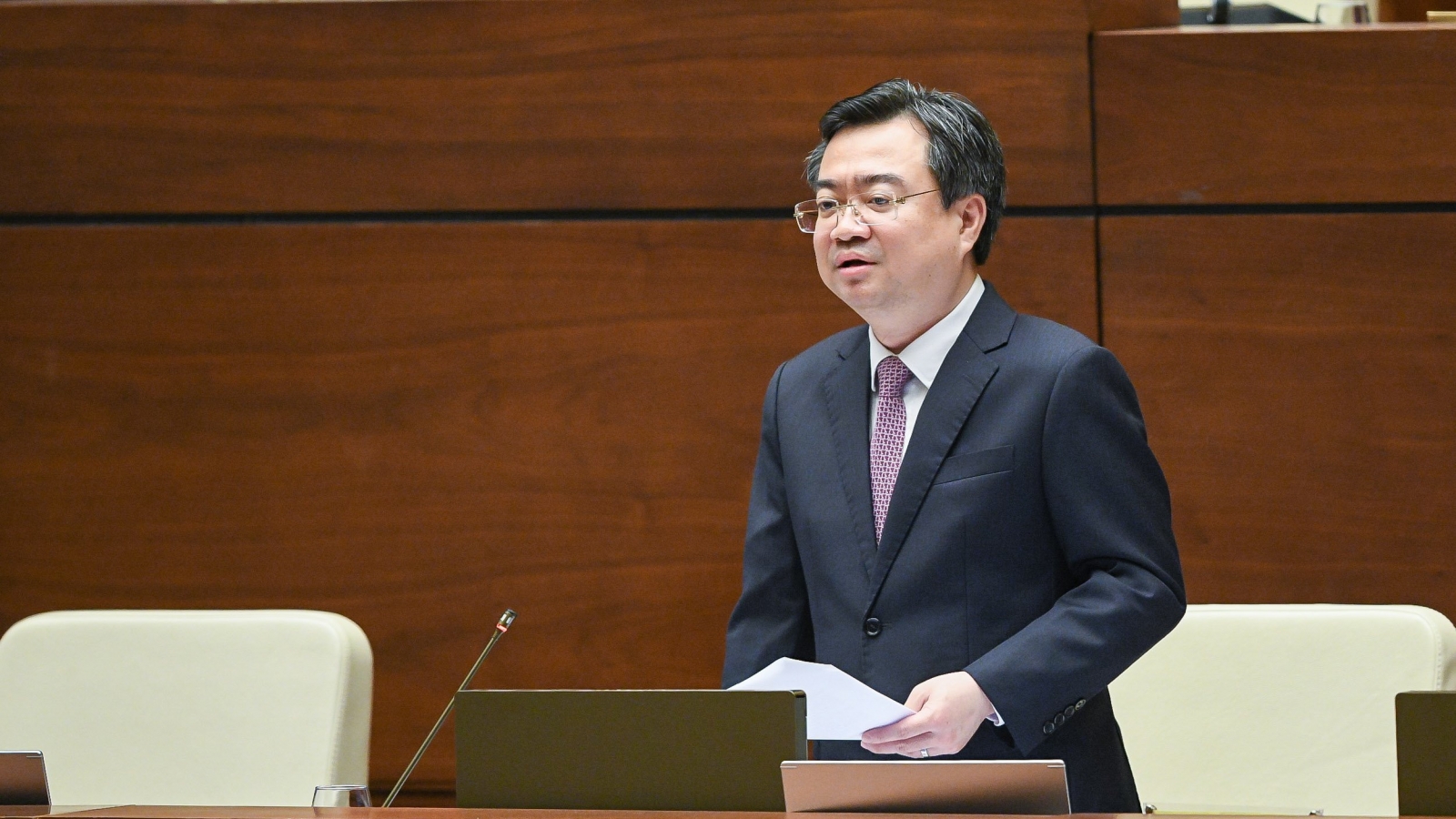"Bộ trưởng Bộ Xây dựng trả lời chất vấn có trọng tâm, trọng điểm"