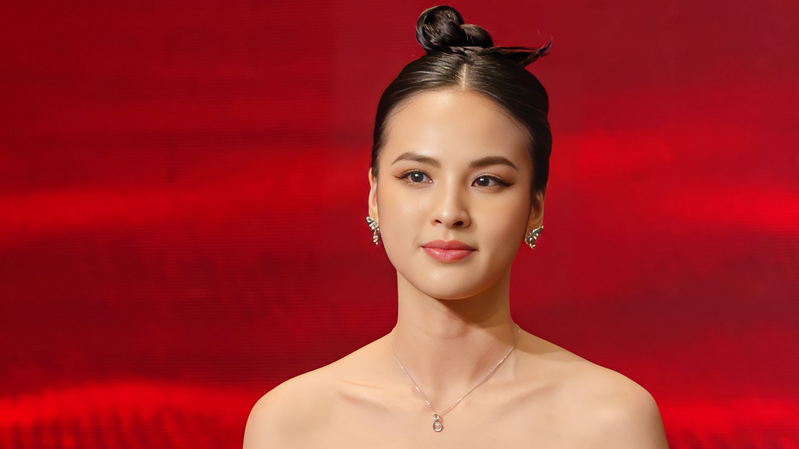 Quỳnh Nga là người Việt đầu tiên dẫn chung kết Hoa hậu Du lịch Quốc tế