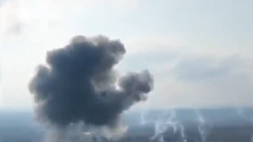 Cường kích Su-34 của Nga bay thấp để thả bom FAB-250 xuống Ukraine