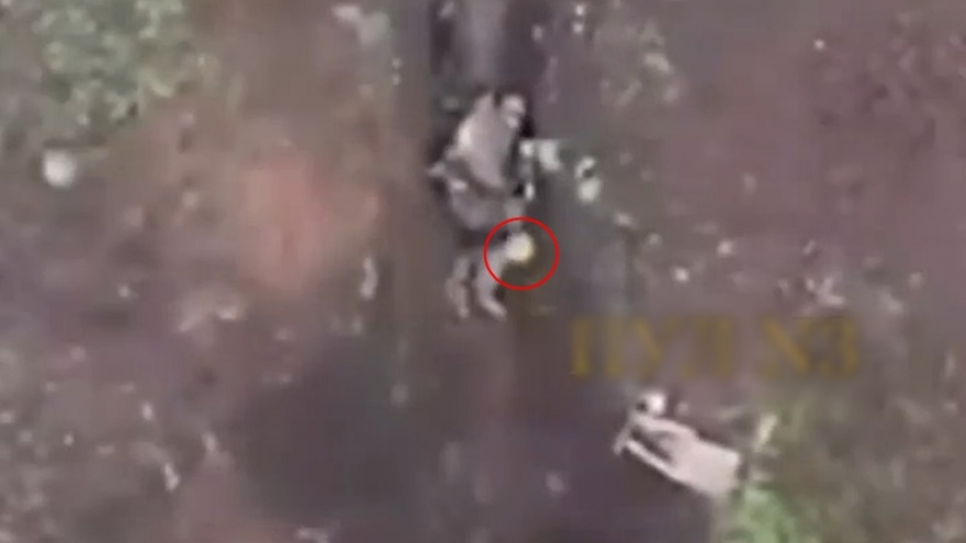 Cảnh lính Nga bình tĩnh nhặt bom thả từ UAV đối phương và quăng đi