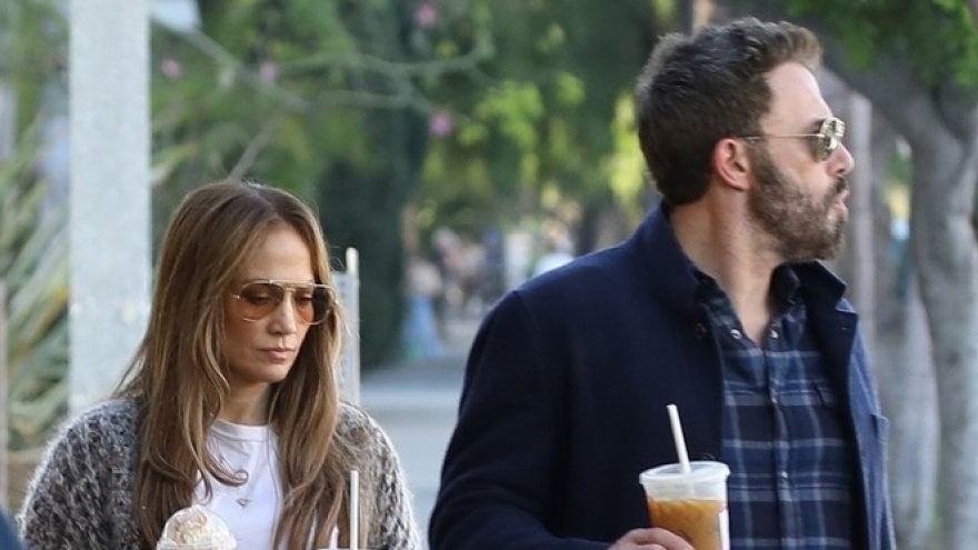 Jennifer Lopez tự tin để mặt mộc đi chơi cùng chồng trẻ 