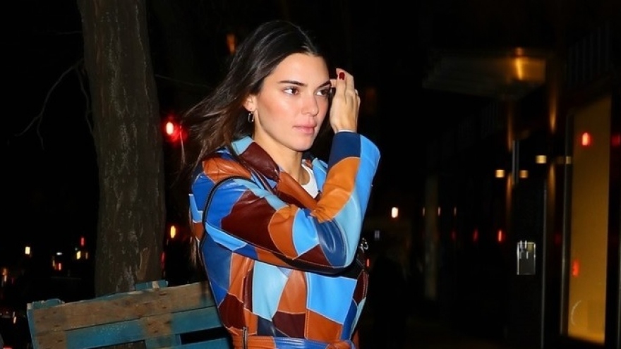 Kendall Jenner lên đồ "kín cổng cao tường" đi chơi tối cùng bạn bè
