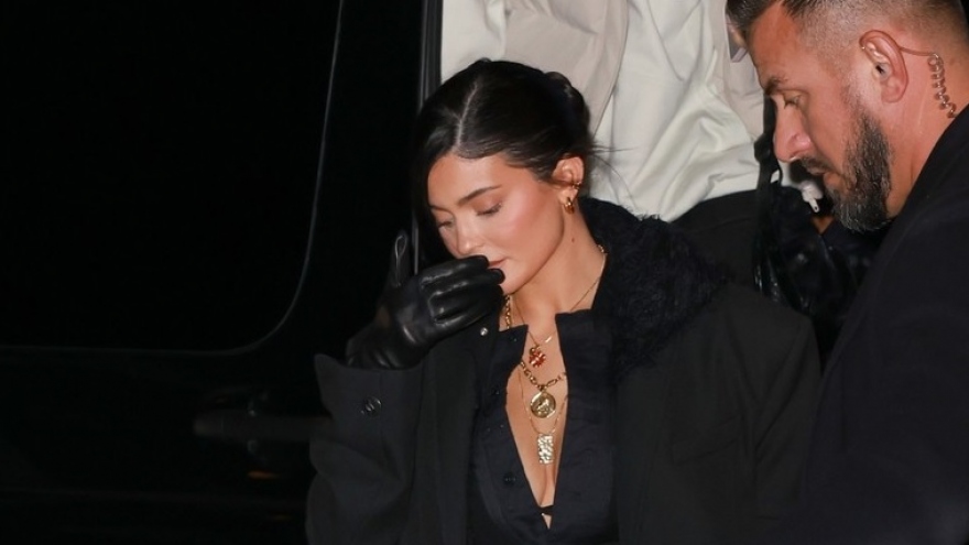 Kylie Jenner đeo trang sức đắt giá, cài nút áo hờ hững đi chơi tối cùng bạn bè