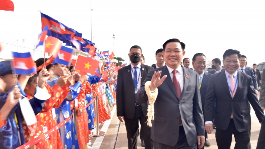 Chủ tịch Quốc hội đến Phnom Penh, bắt đầu thăm chính thức Vương quốc Campuchia
