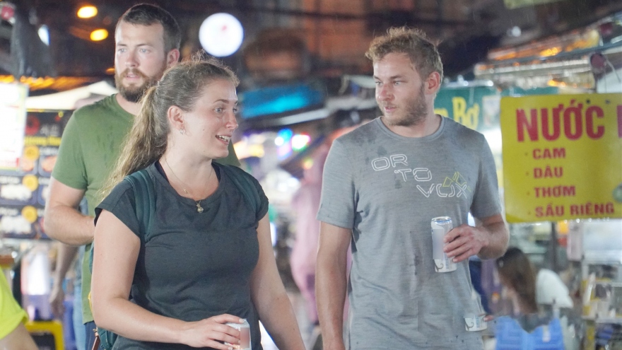 Bustling food street in Ho Chi Minh City attracts tourists at night