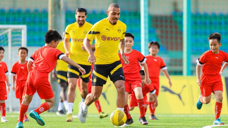 Borussia Dortmund football stars play friendly against VN children