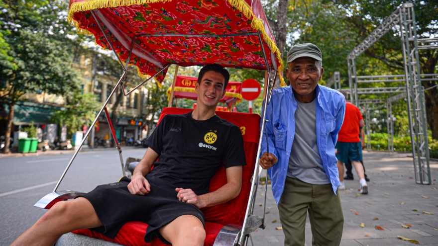 Dortmund footballers excited to discover Hanoi