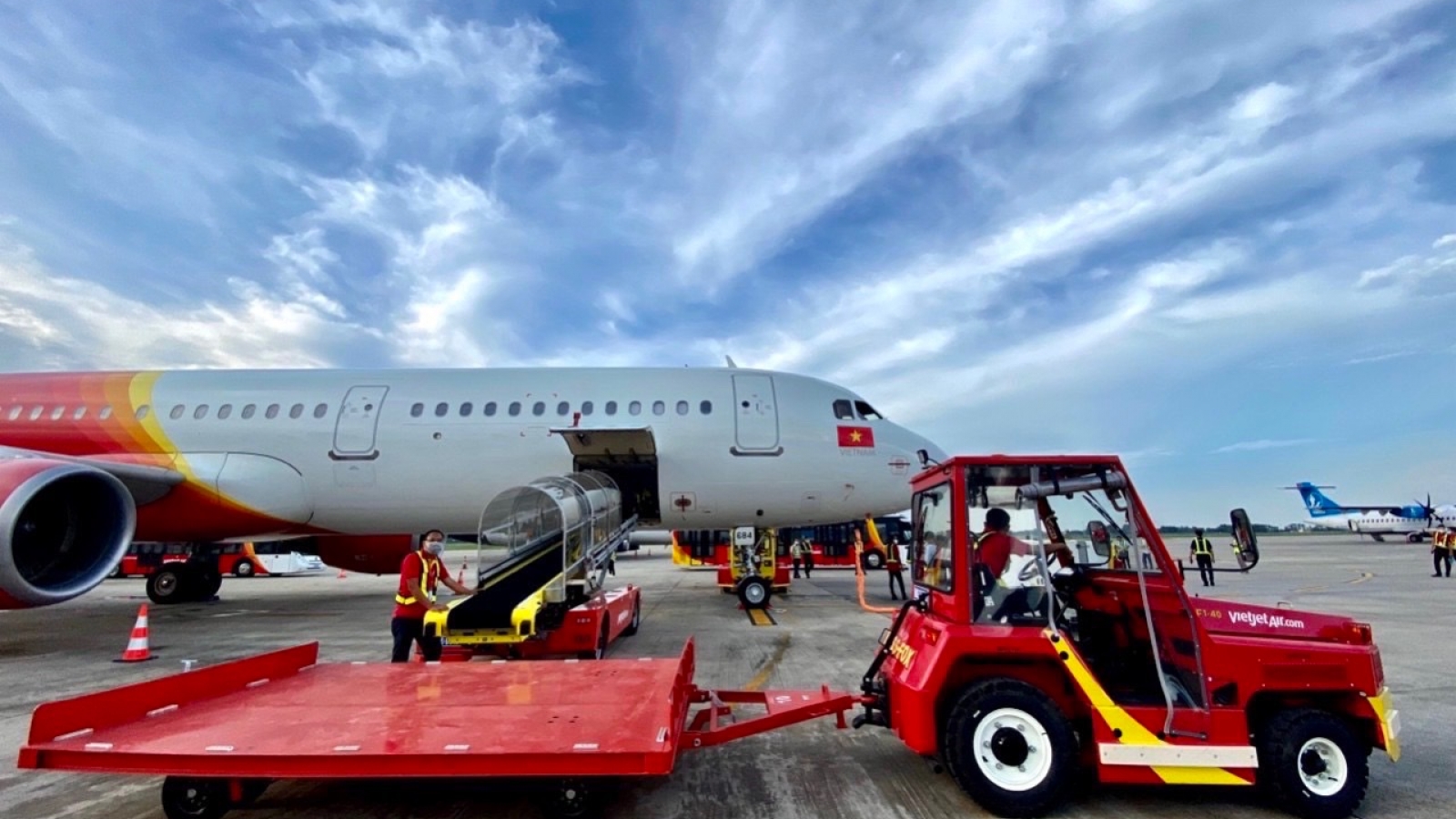 CEO và 1 số lãnh đạo Vietjet chuyển lương cho hoạt động cộng đồng, từ thiện