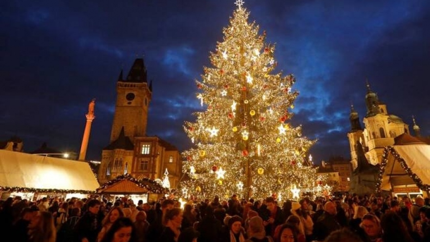 Chợ Giáng sinh Praha mở cửa trở lại sau dịch Covid-19