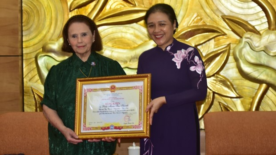 Certificate of merit conferred upon Argentine friend of Vietnam