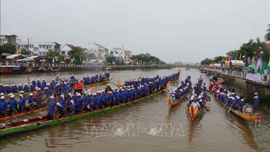 Boat race within Ok Om Bok Festival opens in Tra Vinh province