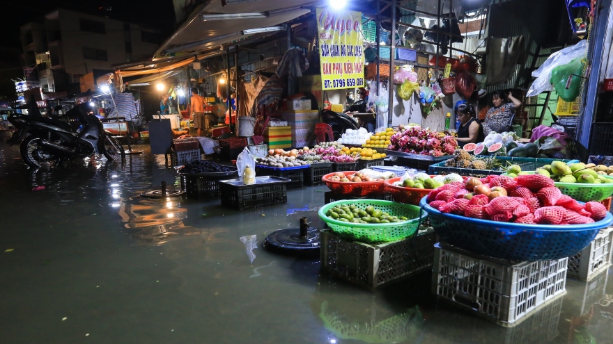 Triều cường dâng cao, tiểu thương chật vật lội nước buôn bán