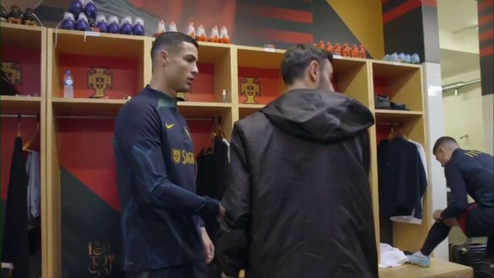 Bruno Fernandes gây “bão mạng” vì phản ứng khi gặp Cristiano Ronaldo