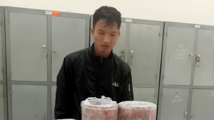 Cất giấu trái phép hơn 9kg pháo nổ  