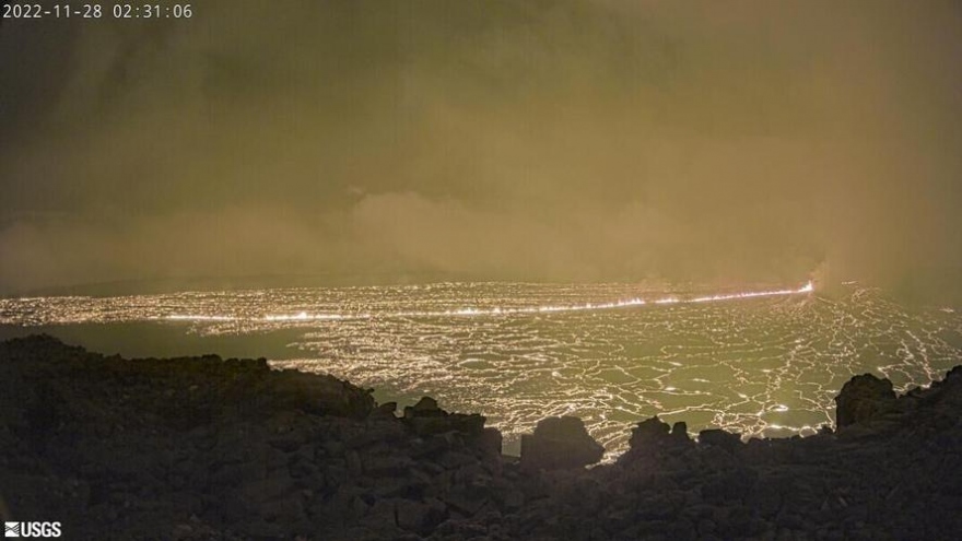 Cảnh núi lửa Mauna Loa phun trào dung nham, thắp sáng bầu trời đêm ở Hawaii