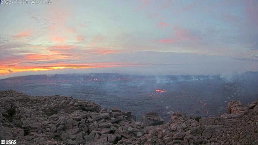 Núi lửa còn hoạt động lớn nhất thế giới lần đầu tiên phun trào sau gần 40 năm