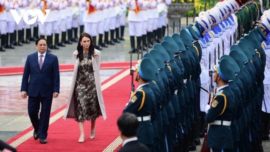 NZ Prime Minister Jacinda Ardern warmly welcomed in Hanoi