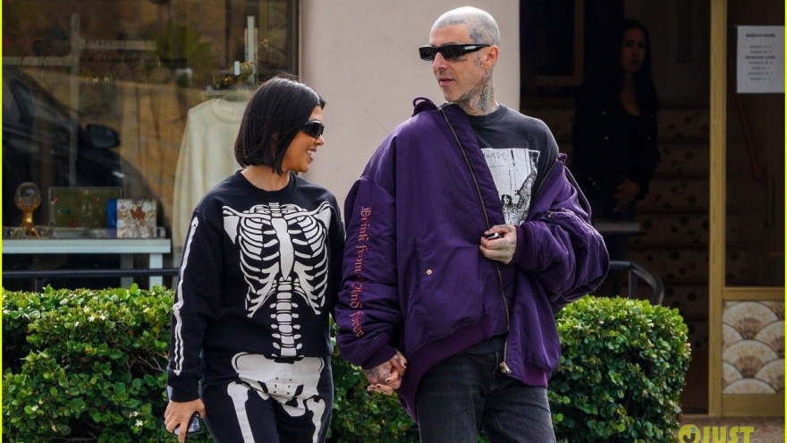 Chị gái Kim Kardashian mặc đồ "hình xương" cá tính, tình cảm nắm tay chồng đi ăn trưa