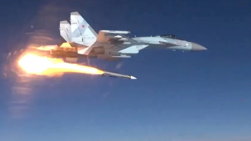 Máy bay Nga Su-35S phóng tên lửa diệt tiêm kích đối phương ở Ukraine