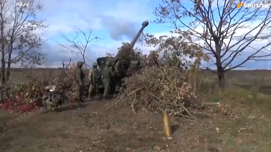 Cận cảnh lựu pháo Msta-B của Nga khai hỏa nhắm bắn các vị trí của Ukraine