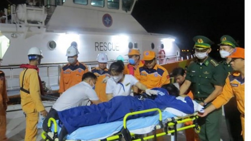 Khanh Hoa: Two injured Filipino sailors brought ashore for treatment