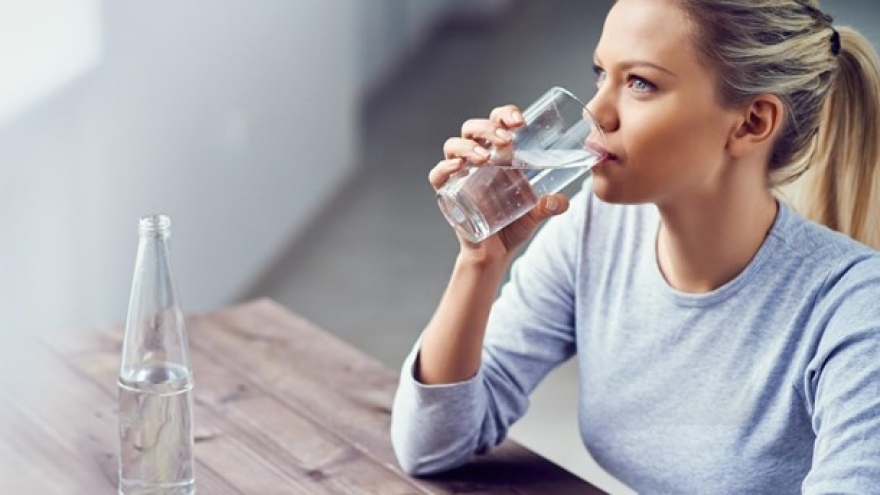 Tại sao bạn nên uống nước ngay sau khi thức dậy?