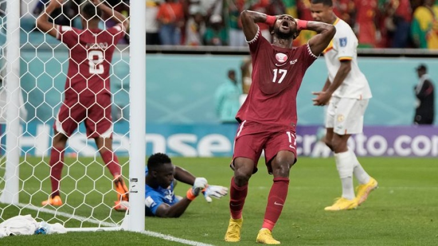HLV Qatar lạc quan dù đội nhà bị loại từ vòng bảng World Cup 2022