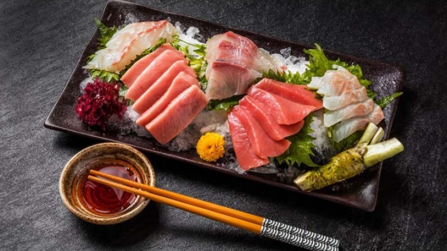 Chuyên gia dinh dưỡng chỉ nguy cơ tiềm ẩn trong đĩa sashimi hấp dẫn