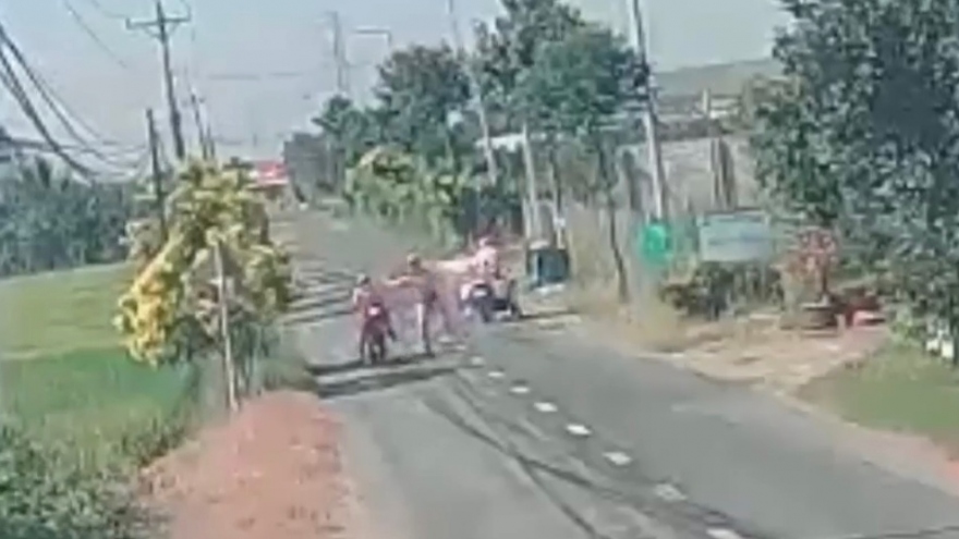 Giáng cấp cảnh sát trực tiếp đánh người vi phạm giao thông