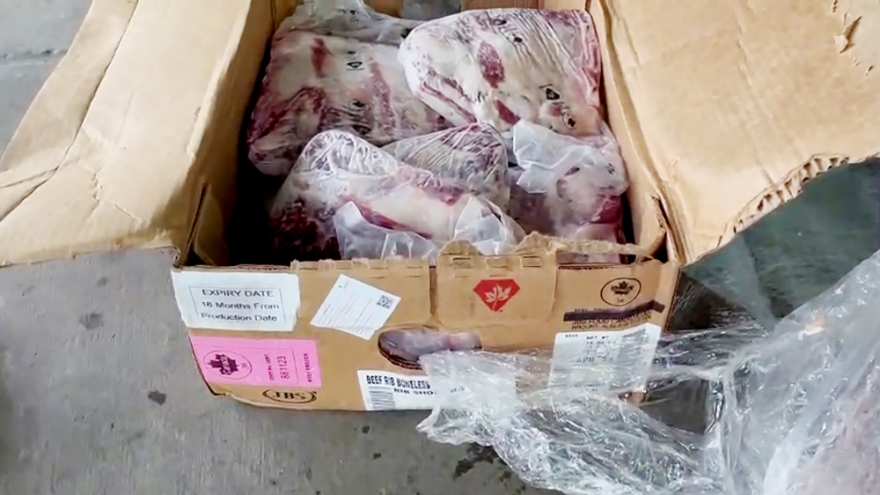 Cảnh sát bắt xe ô tô chở gần 8 tấn thịt nghi nhập lậu