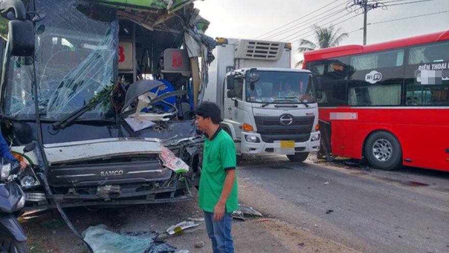 Hai xe khách va chạm lúc rạng sáng, quốc lộ 1 ùn tắc kéo dài