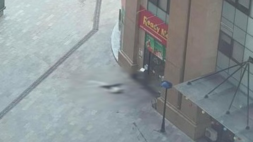 Một người đàn ông rơi từ tầng cao chung cư Kim Văn - Kim Lũ