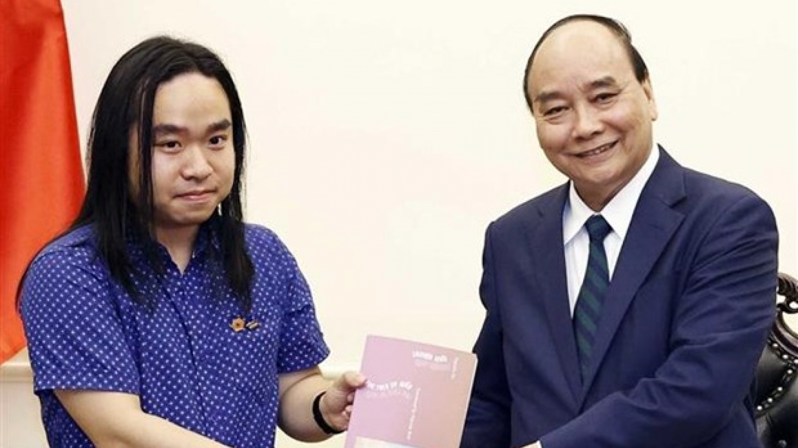 President commends young Vietnamese literature talent
