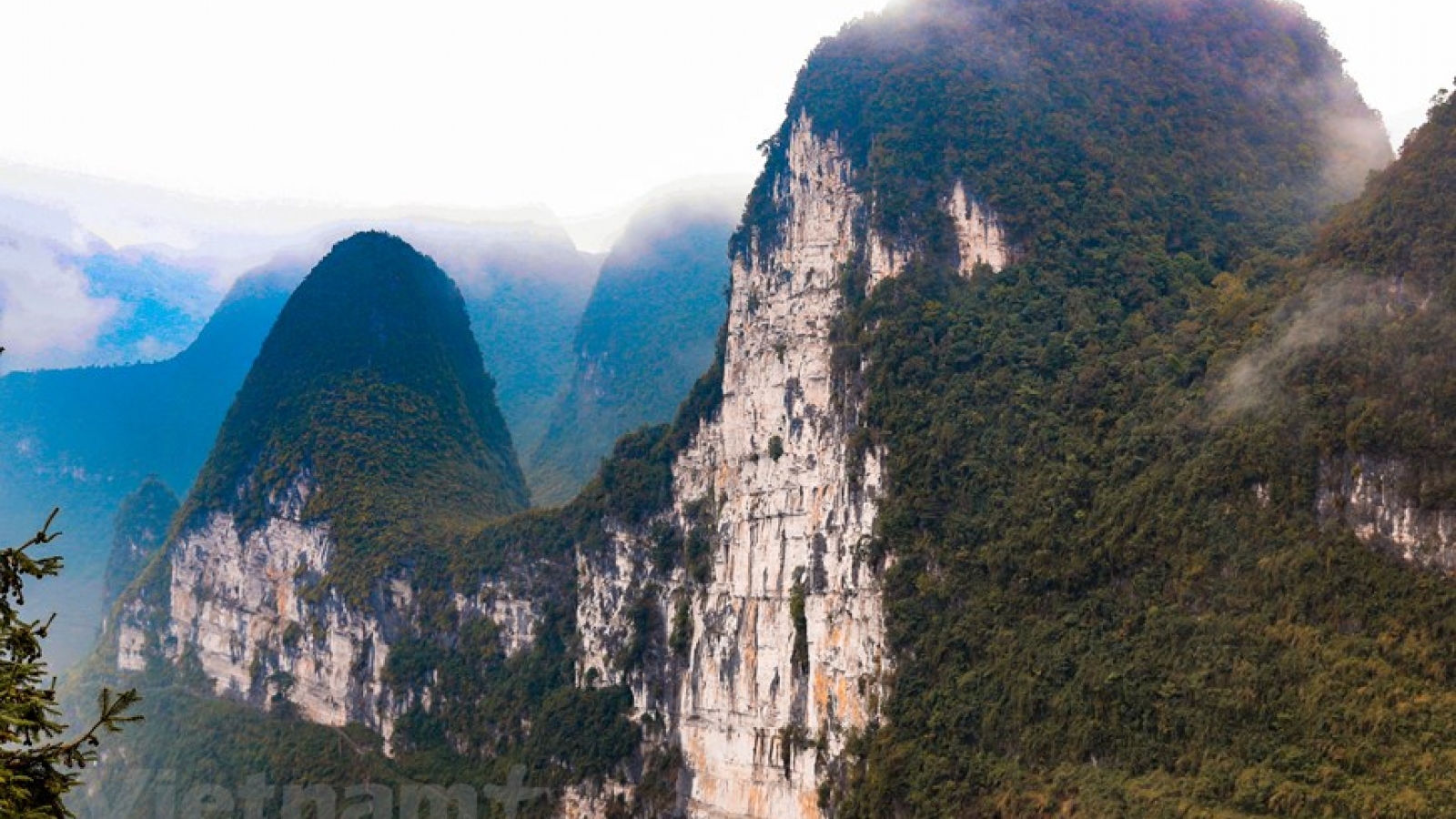 Con đường chinh phục vách đá thần Hà Giang trên đèo Mã Pì Lèng 