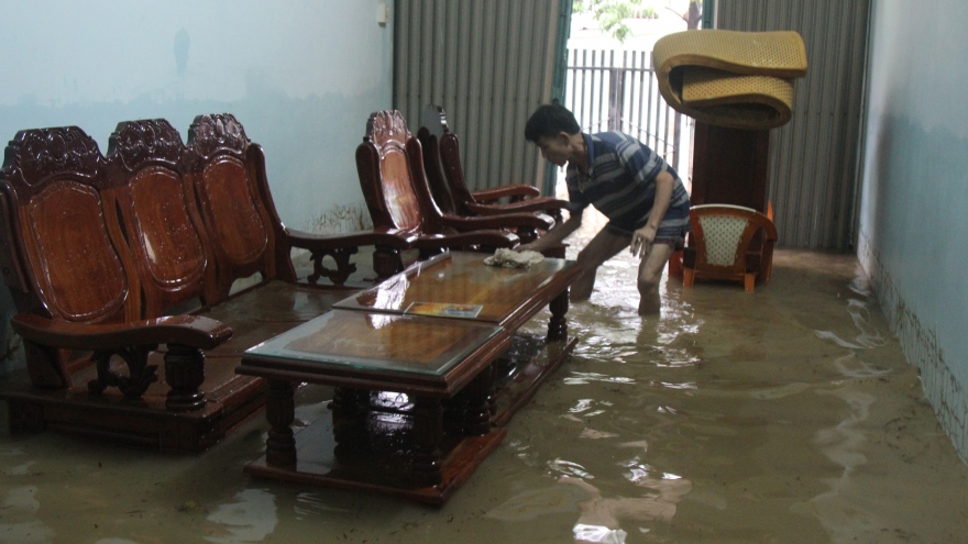 Người dân Quy Nhơn khắc phục ngập nặng do mưa lớn