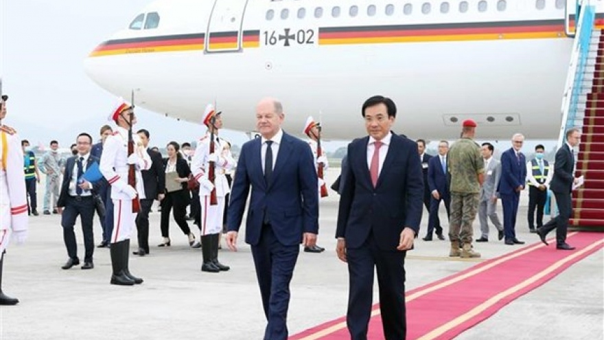 German Chancellor arrives in Hanoi for official visit to Vietnam