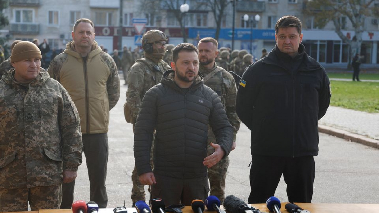 Tổng thống Ukraine Volodymyr Zelensky tới thăm Kherson