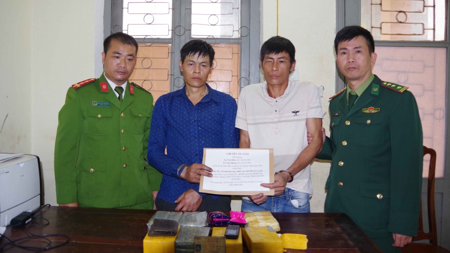 2 anh em vận chuyển 12 bánh heroin, 6.000 viên ma túy tổng hợp để nhận 10 triệu đồng