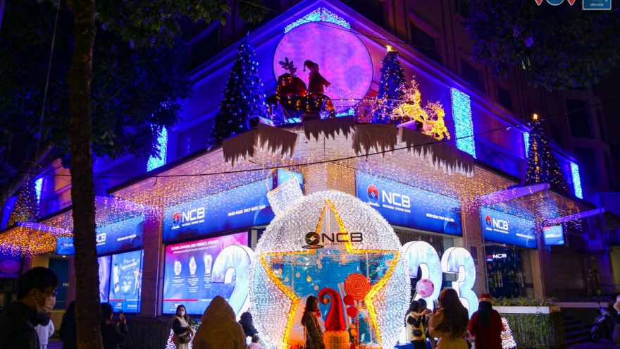 Phố phường Hà Nội rực rỡ chào đón Giáng sinh
