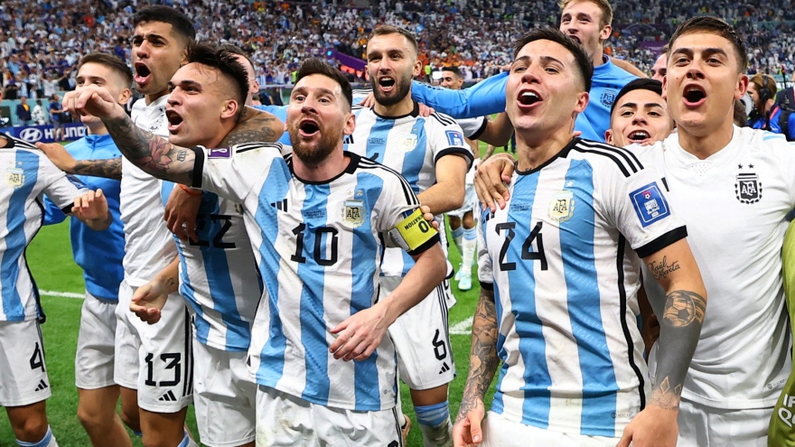 Messi và đồng đội vỡ oà cảm xúc khi Argentina vào bán kết World Cup 2022
