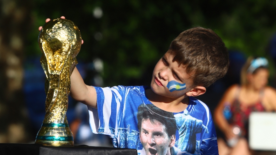 Người hâm mộ Argentina đổ ra đường trước...10 tiếng để chờ đón Messi về nước