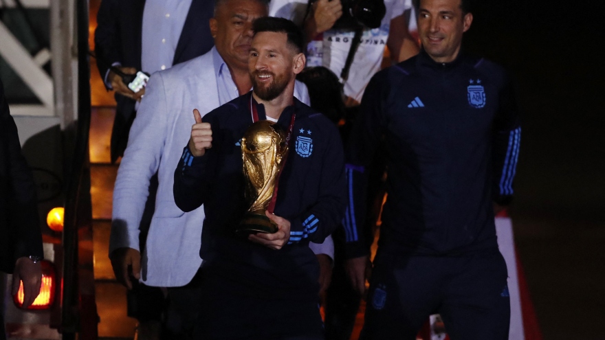 Biển người chào mừng Messi và đồng đội đưa cúp vàng World Cup về Argentina