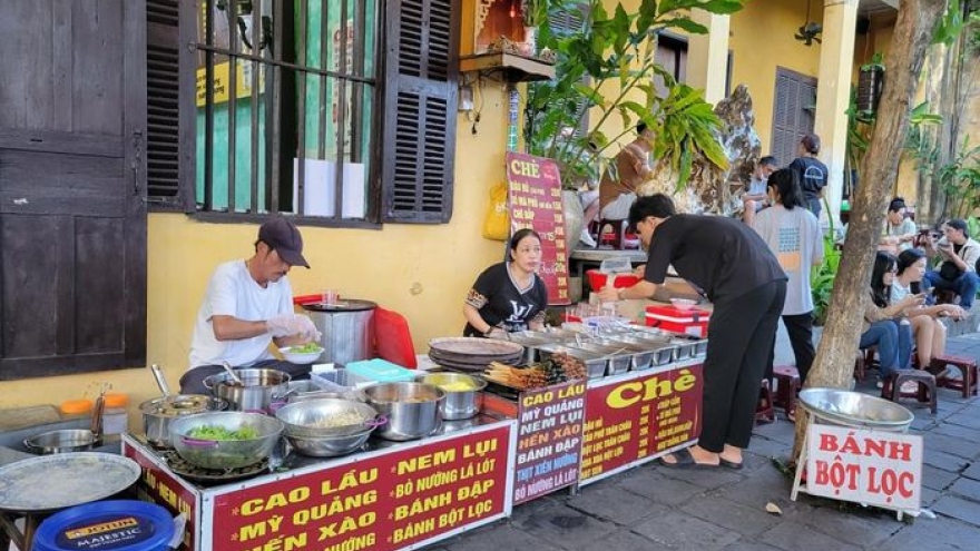 Strolling through Hoi An's Old Quarter in last days of the year