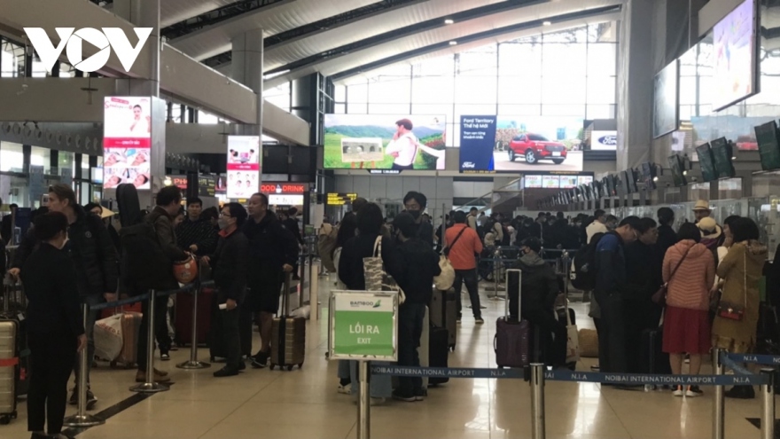 Noi Bai int’l airport bustling on first day of New Year holiday