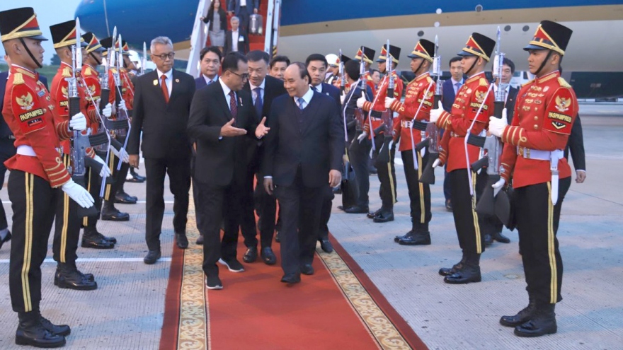 Chủ tịch nước đến Jakatar, bắt đầu thăm cấp Nhà nước Indonesia