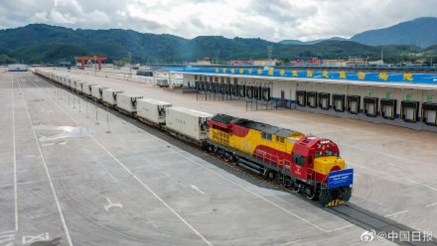 Chuyến tàu trái cây đầu tiên trên tuyến đường sắt Trung Quốc-Lào